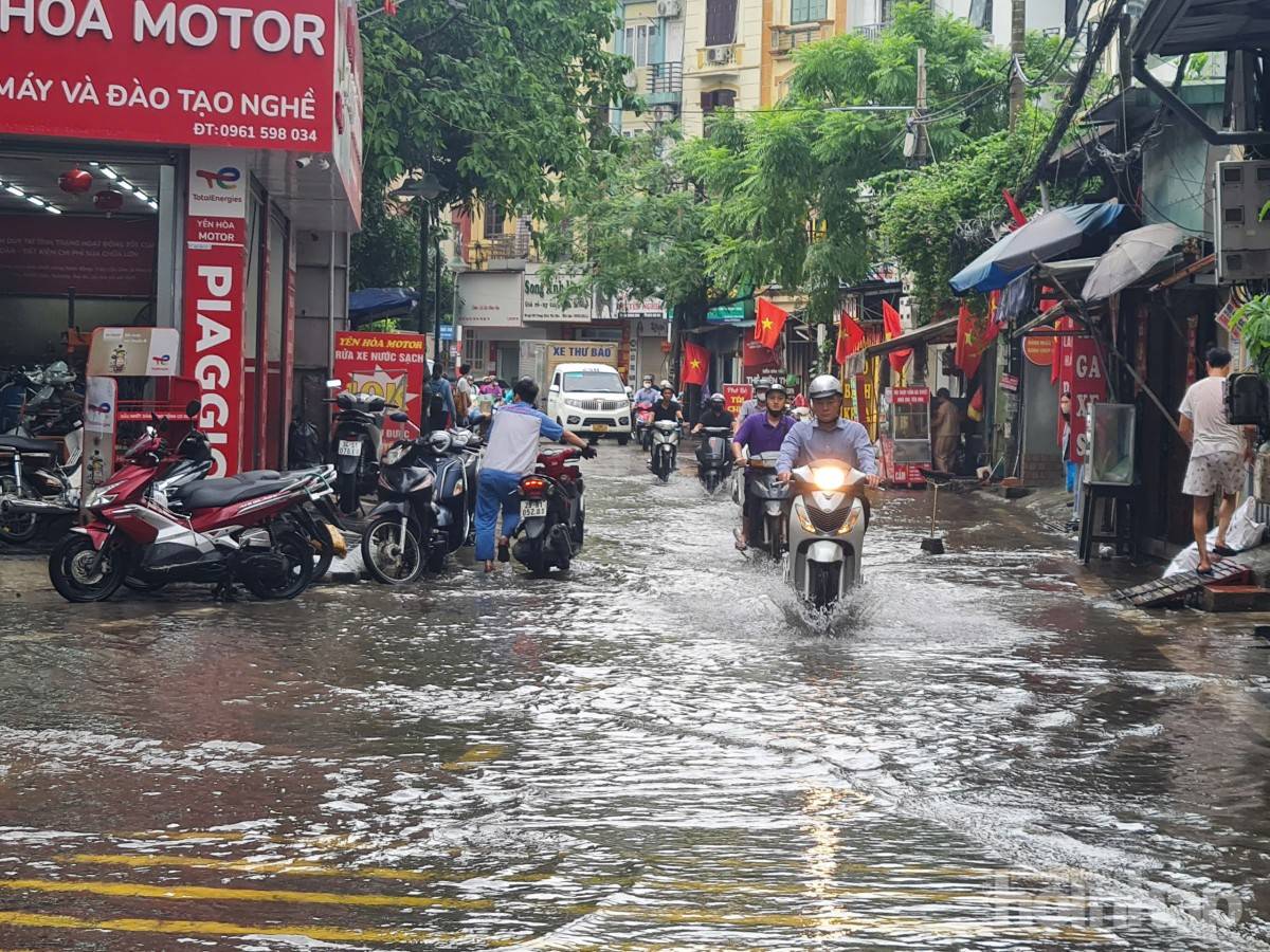 Hà Nội vẫn ngập sâu người dân chật vật di chuyển đầu giờ sáng