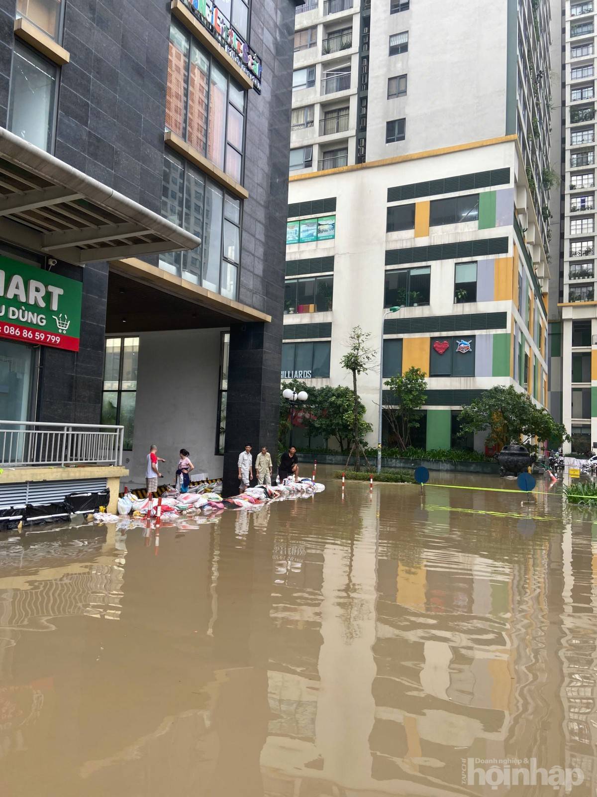 Hà Nội vẫn ngập sâu người dân chật vật di chuyển đầu giờ sáng