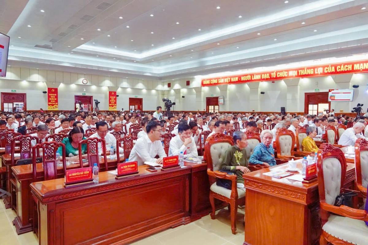 Các đồng chí Uỷ viên Ban chấp hành Trung ương Đảng, nguyên Uỷ viên Ban chấp hành Trung ương Đảng; Quý Mẹ Việt Nam anh hùng; Anh hùng lực lượng vũ trang nhân dân; Các đồng chí Ban chấp hành Đảng bộ Tỉnh qua các thời kỳ, 