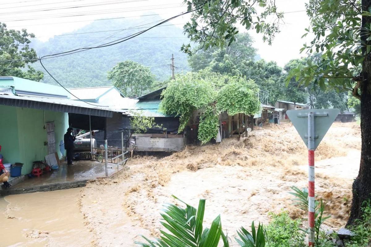 Thanh Hóa: Bốn người tử vong, 8.800 nhà bị ngập nước do bão số 10, sơ tán khẩn cấp 9.295 hộ khỏi vùng nguy hiểm