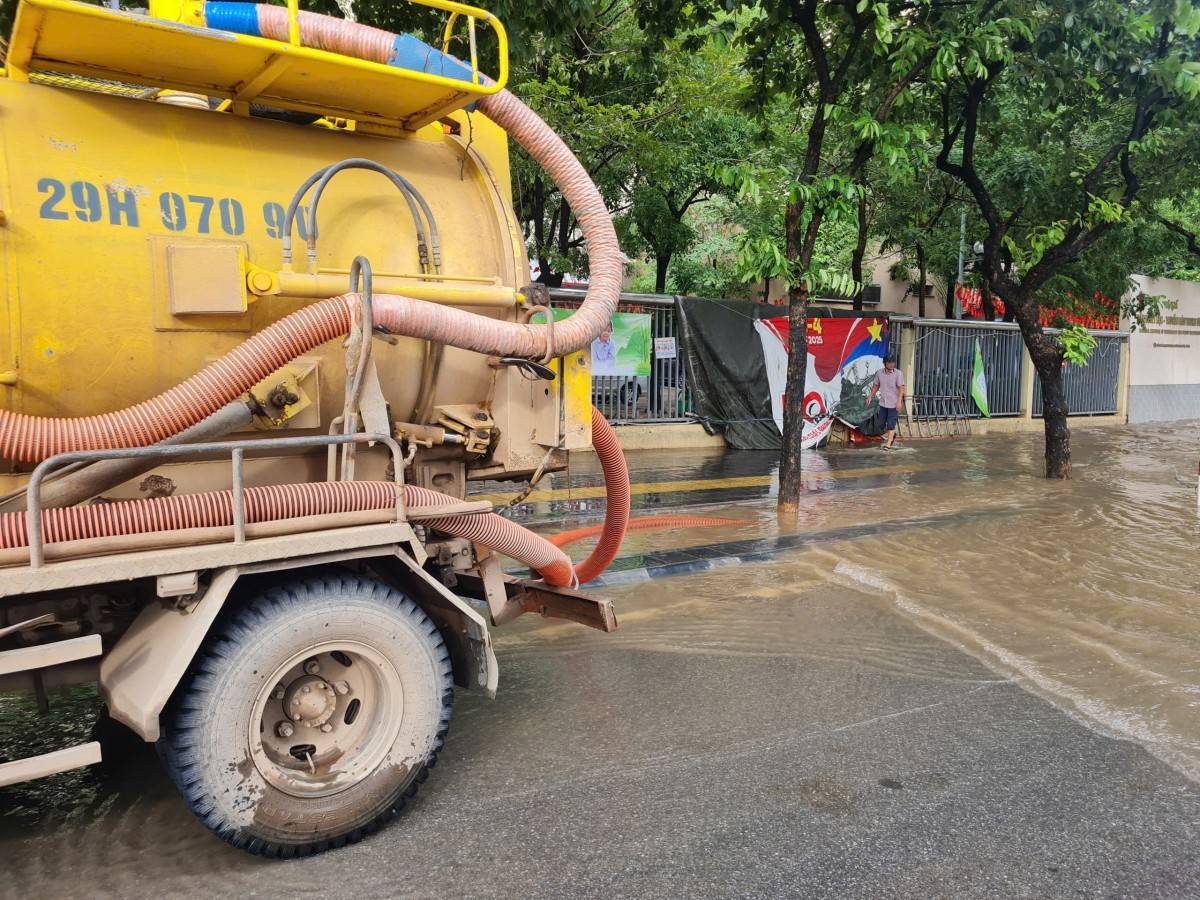 Hà Nội vẫn ngập sâu người dân chật vật di chuyển đầu giờ sáng