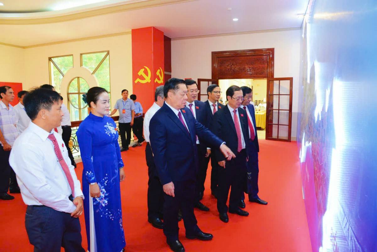 Trưởng Ban Tuyên giáo và Dân vận Trung ương Nguyễn Trọng Nghĩa cùng các đại biểu tham quan các gian hàng trưng bày sản phẩm OCOP.