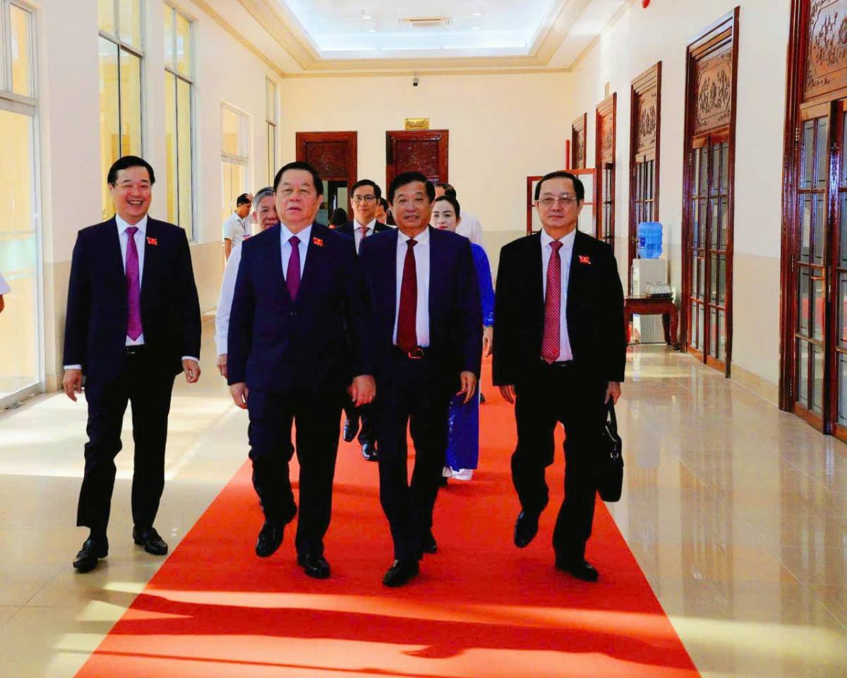 Ủy viên Bộ Chính trị - Trưởng Ban Tuyên giáo và Dân vận Trung ương Nguyễn Trọng Nghĩa (thứ 2 từ trái qua) dẫn đầu Đoàn đại biểu trung ương tham dự phiên khai mạc Đại hội Đảng bộ tỉnh Đồng Tháp lần I (2025 - 2030)