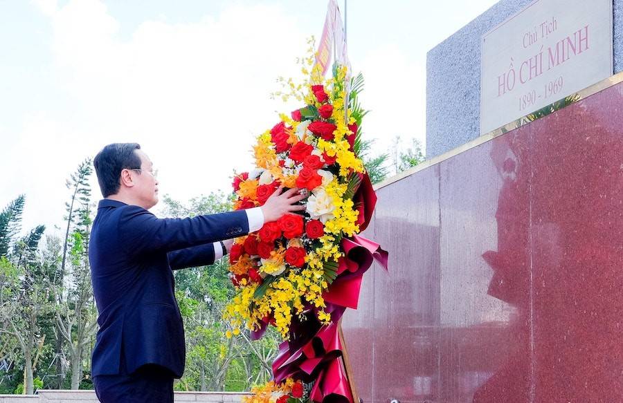 Bí thư Tỉnh uỷ Nghệ An Nguyễn Đức  Trungthành kính dâng lẵng hoa tươi thắm trước anh linh 