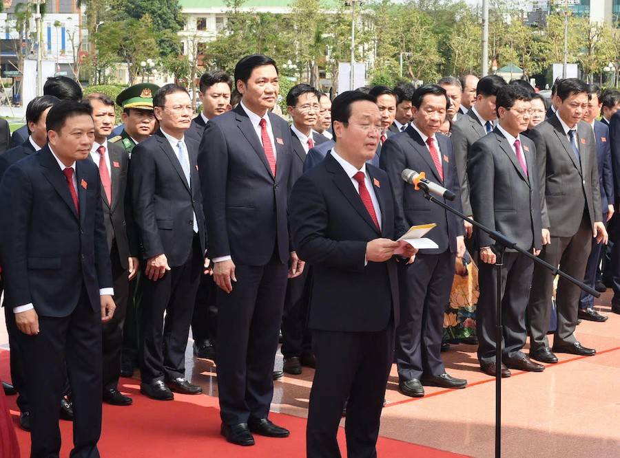 Đồng chí Nguyễn Đức Trung - Bí thư Tỉnh uỷ Nghệ An báo công với Bác