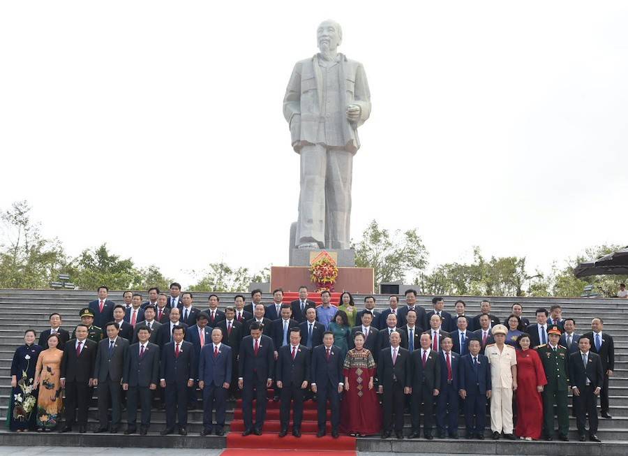 Đoàn đại biểu Ban Chấp hành Đảng bộ tỉnh khóa XIX và Trưởng các đoàn đại biểu, đại diện cho 500 đại biểu chính thức dự Đại hội đại biểu Đảng bộ tỉnh Nghệ An lần thứ XX, nhiệm kỳ 2025 – 2030  chụp ảnh lưu niệm trước tượng đài Bác Hồ