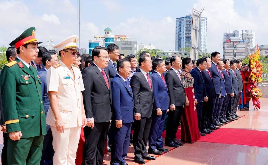 Đoàn đại biểu Ban Chấp hành Đảng bộ tỉnh khóa XIX và Trưởng các đoàn đại biểu, đại diện cho 500 đại biểu chính thức dự Đại hội đại biểu Đảng bộ tỉnh Nghệ An lần thứ XX, nhiệm kỳ 2025 – 2030 thành kính dâng lẵng hoa tươi thắm trước anh linh 