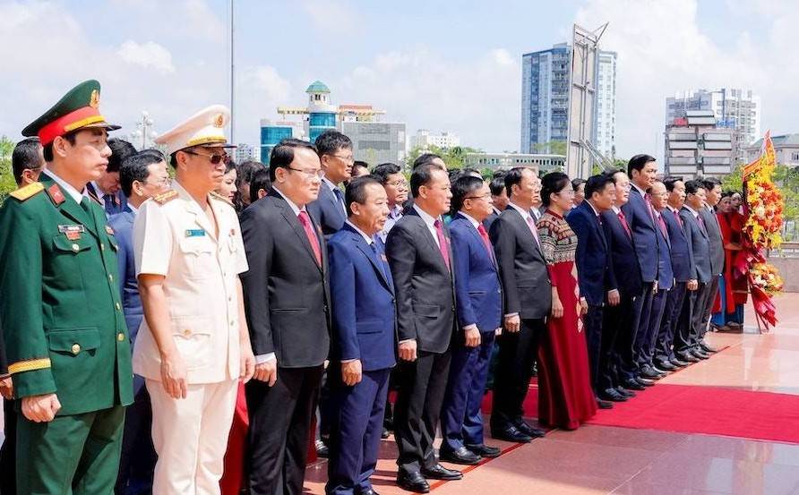 Đoàn đại biểu Đại hội Đảng bộ tỉnh Nghệ An lần thứ XX dâng hoa, báo công với Bác