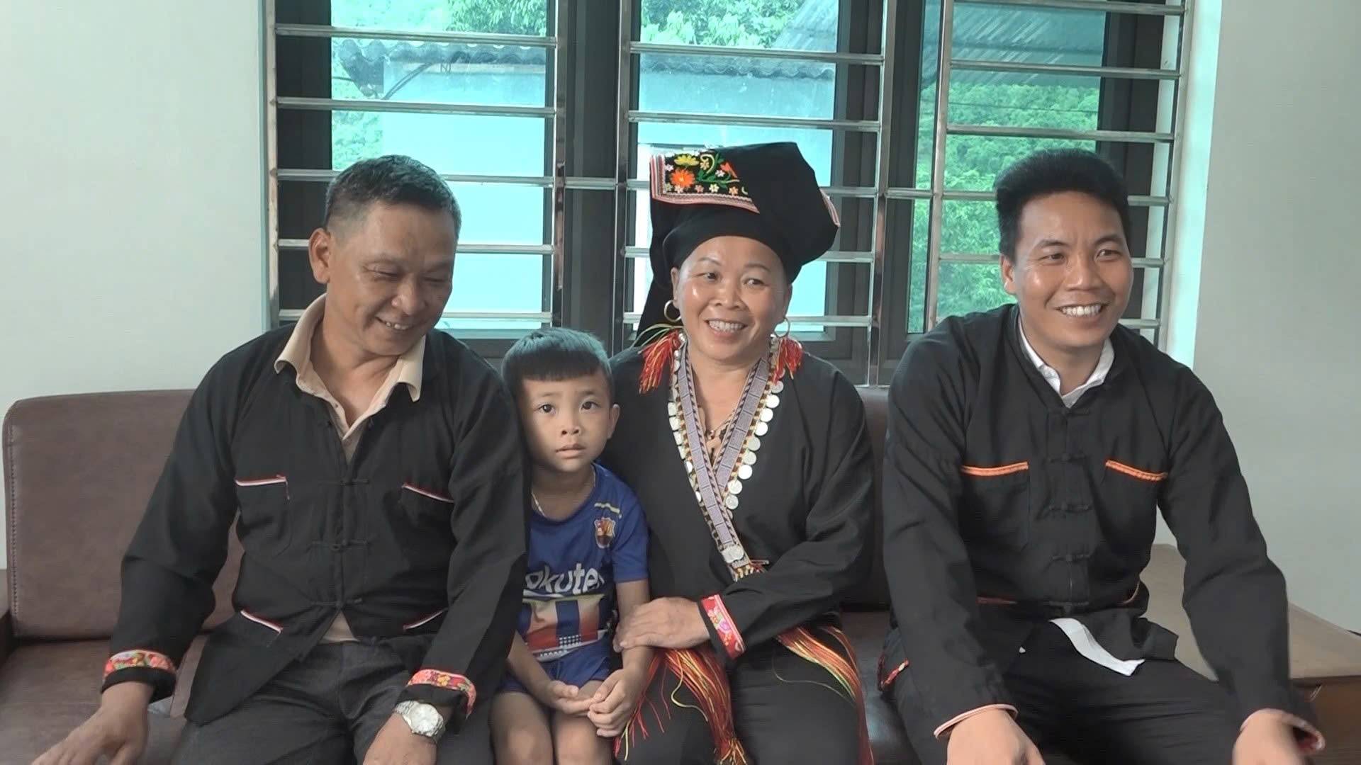 Đồng chí Triệu Tòn Yết ( Đầu tiên bên phải), Bí thư chi bộ thôn Ngàn Vắng, Phong Dụ Hạ luôn gần giũ, hết lòng vì dân