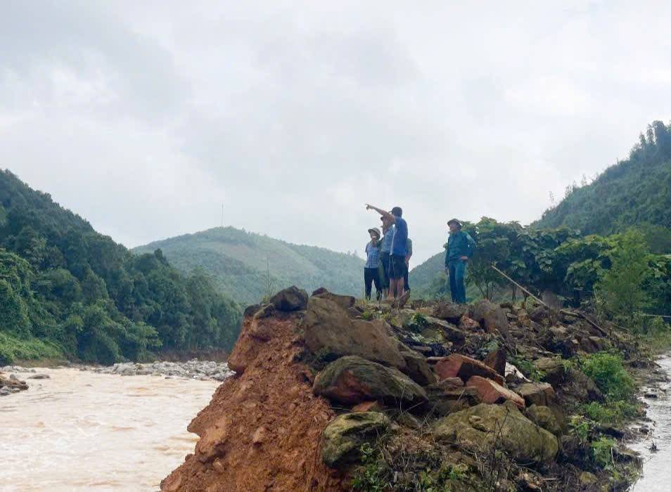 Dòng suối anh Triệu Tòn Yết vượt qua để đưa 3 công nhân về thôn Ngàn Vắng an toàn