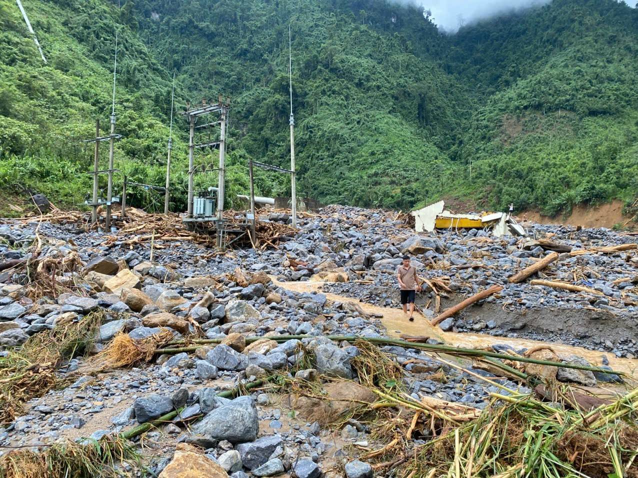 Nhà điều hành chỉ còn lại những cọc sắt chổng trơ