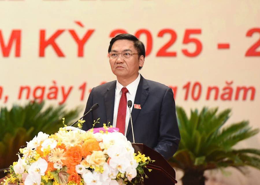 Đồng chí Hoàng Nghĩa Hiếu - Phó Bí thư Thương trực Tỉnh uỷ, Chủ tịch HĐND tỉnh Nghệ An điều hành nội dung bầu Đoàn Chủ tịch, Đoàn Thyw ký, Ban 