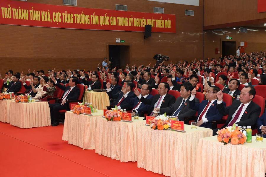 Các đại biểu biểu quyết bầu Đoàn Chủ tịch điều hành đại hội