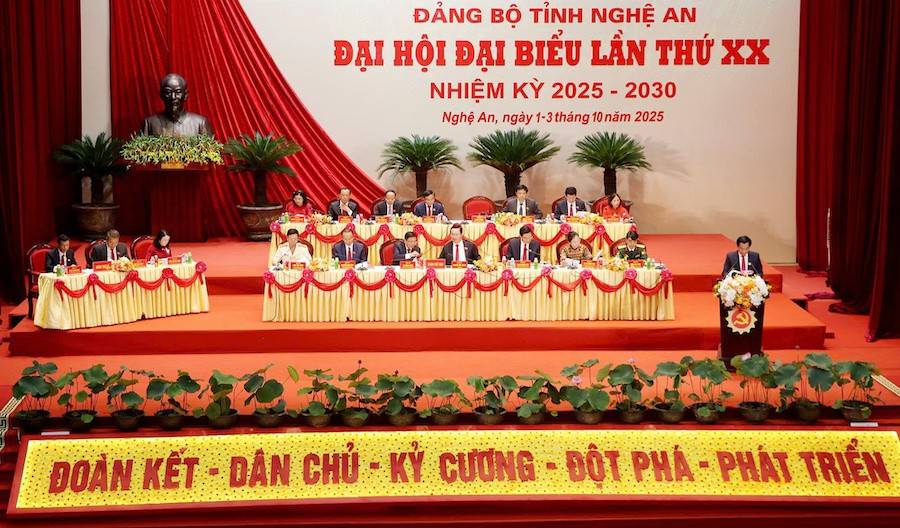 Đoàn Chủ tịch điều hành Đại hội đại biểu Đảng bộ tỉnh Nghệ An lần thứ XX, nhiệm kỳ 2025-2030 tại phiên trù bị