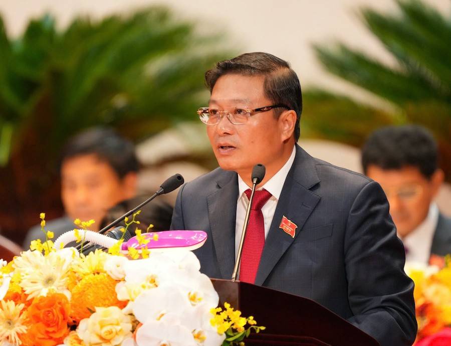 Đồng chí Lê Hồng Vinh - Phó Bí thư Tỉnh ủy, Chủ tịch UBND tỉnh Nghệ An thay mặt Đoàn Chủ tịch thông qua Chương trình làm việc của Đại hội