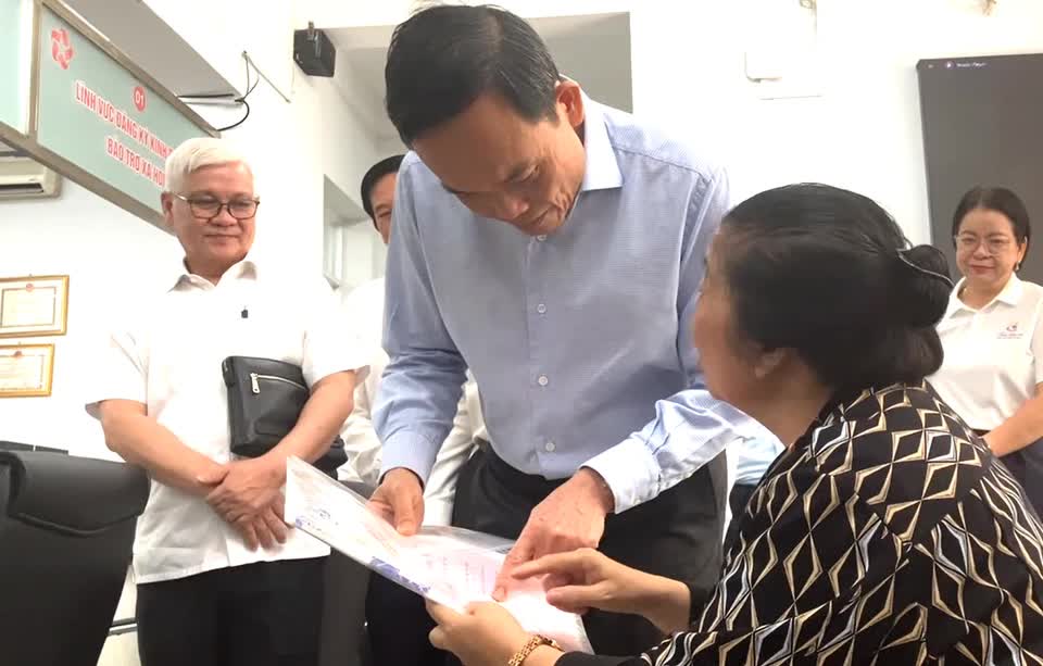 Bí thư Thành ủy TP. Hồ Chí Minh khảo sát tại phường đông dân nhất cả nước