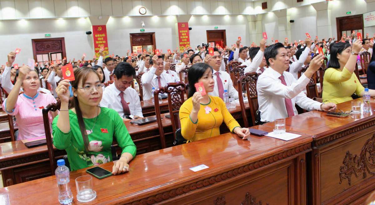 Các đại biểu thông qua Nghị quyết Đại hội.