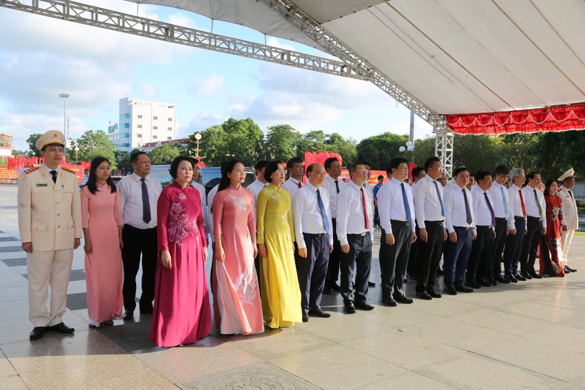 Dâng hương tưởng niệm Chủ tịch Hồ Chí Minh, các bậc tiền bối cách mạng, Mẹ Việt Nam anh hùng và các anh hùng liệt sĩ tại Hưng Yên