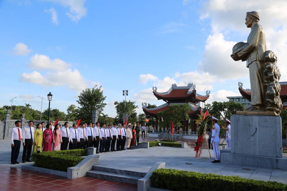 Dâng hương tưởng niệm Chủ tịch Hồ Chí Minh, các bậc tiền bối cách mạng, Mẹ Việt Nam anh hùng và các anh hùng liệt sĩ tại Hưng Yên