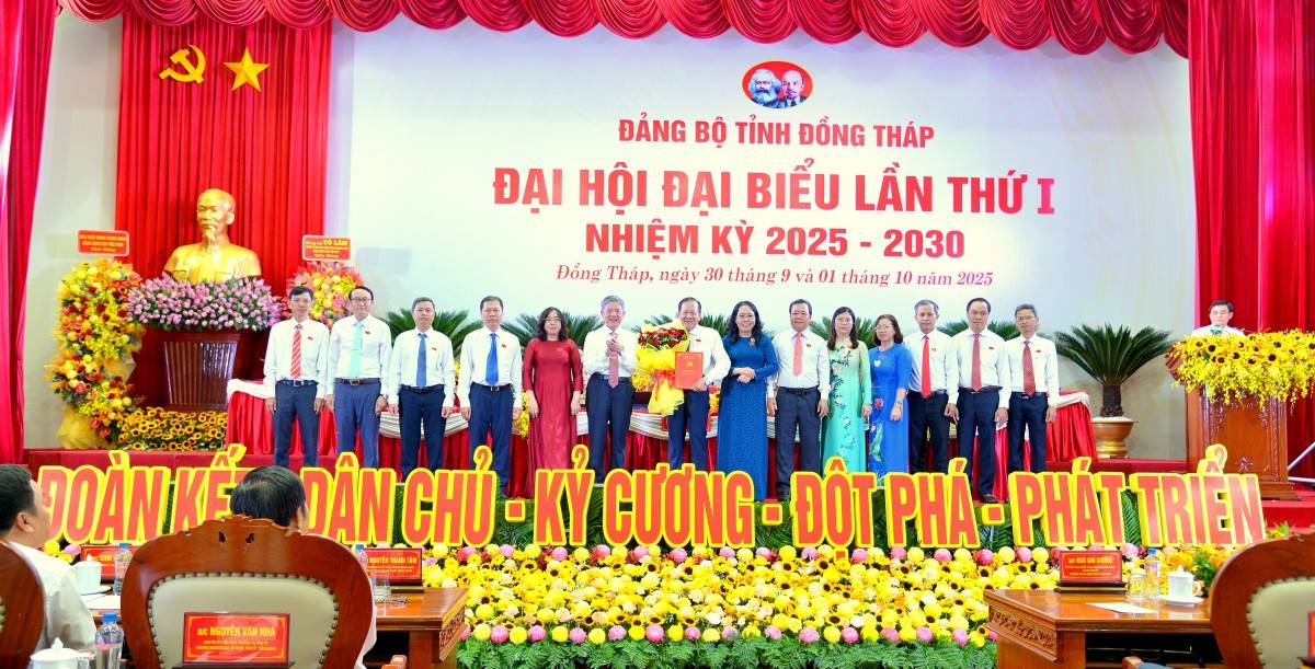 Đồng chí Ngô Chí Cường, Ủy viên Ban Chấp hành Trung ương Đảng, Bí thư Tỉnh ủy Đồng Tháp nhiệm kỳ 2025 - 2030 tặng hoa chức mừng UBKT Tỉnh ủy Đồng Tháp nhiệm kỳ 2025 - 2030.