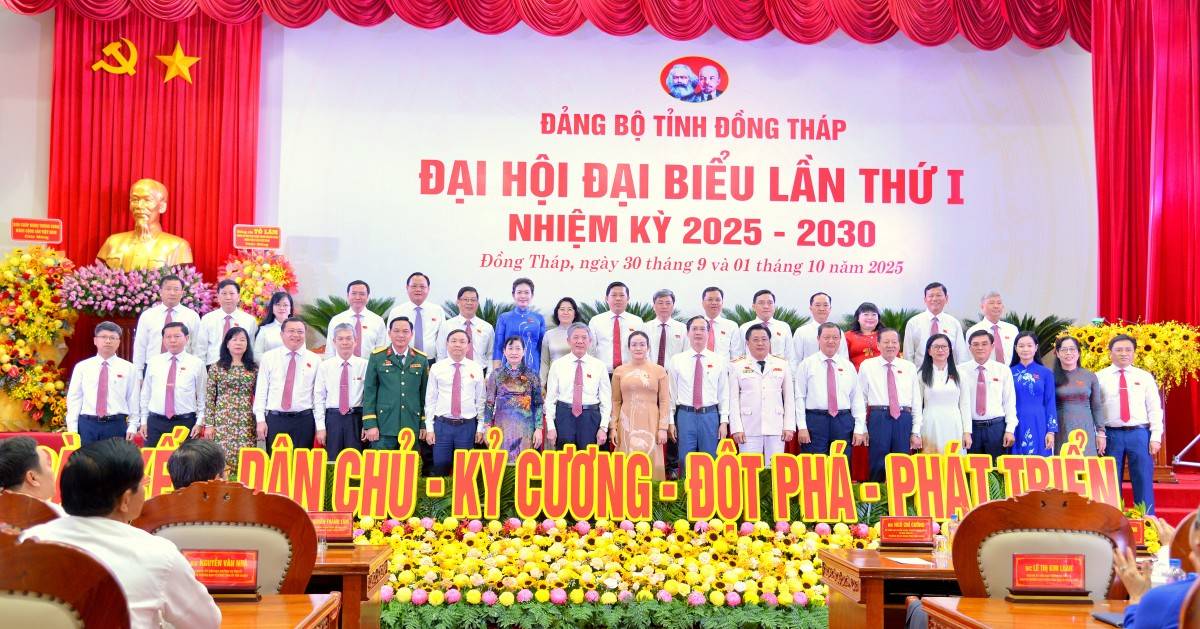 Đoàn đại biểu tỉnh Đồng Tháp dự Đại hội toàn quốc lần thứ XIV của Đảng ra mắt Đại hội.