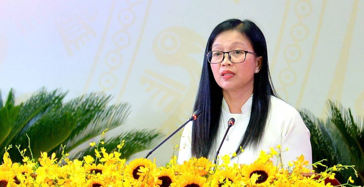 Đồng chí Nguyễn Thị Kim Tuyến, Ủy viên Ban Thường vụ Tỉnh ủy, Trưởng Ban Tuyên giáo và Dân vận Tỉnh ủy báo cáo tổng hợp ý kiến thảo luận, đóng góp vào dự thảo Báo cáo chính trị trình Đại hội đại biểu Đảng bộ tỉnh lần thứ I, nhiệm kỳ 2025 - 2030