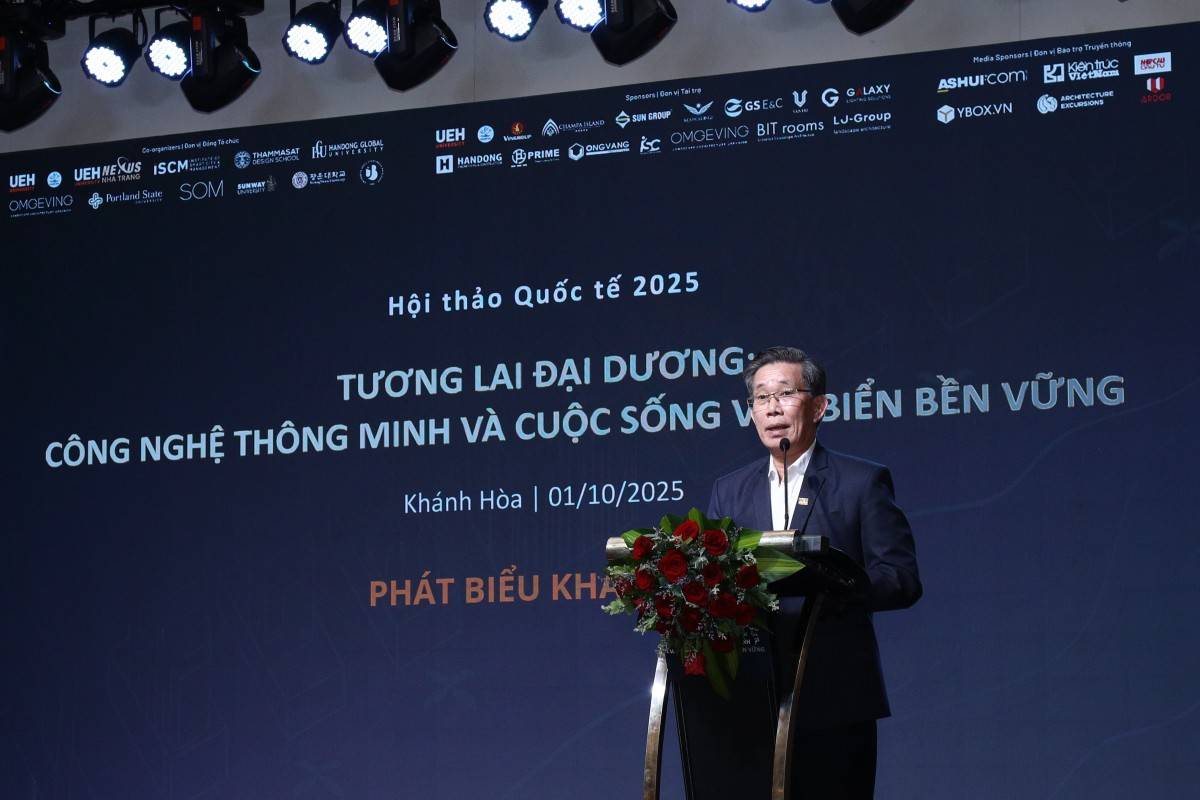 Giáo sư, Tiến sĩ Sử Đình Thành - Giám đốc UEH phát biểu tại hội thảo.