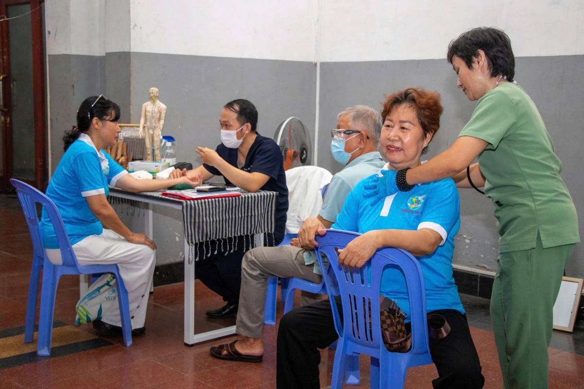 Tổ chức khám sức khỏe cho người cao tuổi trên địa bàn phường.