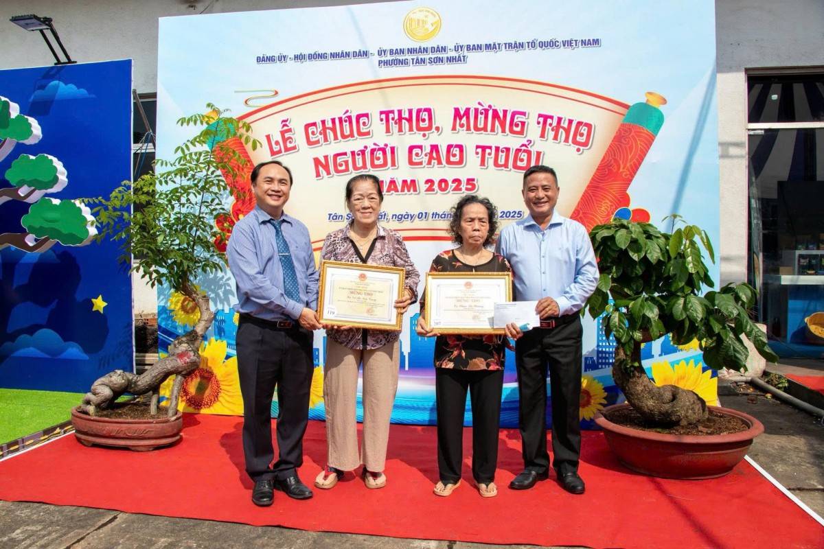  những tấm giấy chúc thọ cùng lời chúc phúc được trao tận tay từng cụ ông, cụ bà.