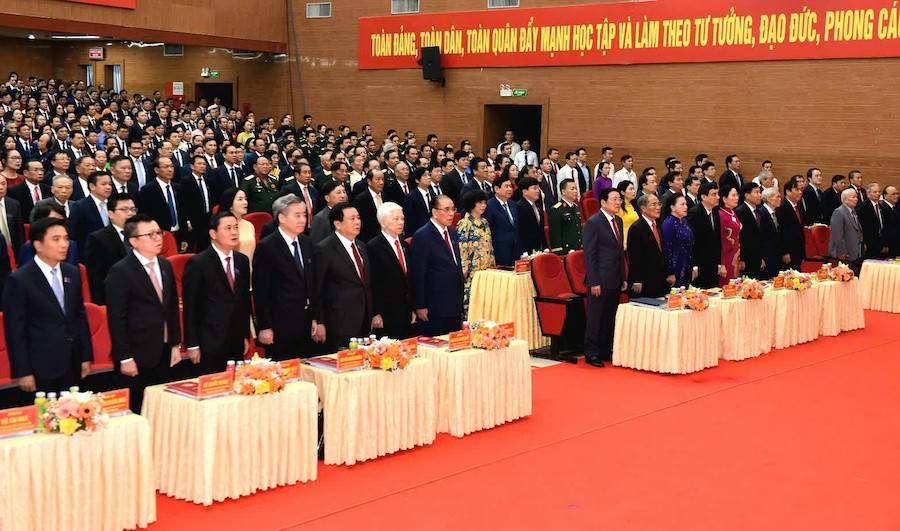 Các đại biểu thực hiện nghi thức Chào cờ