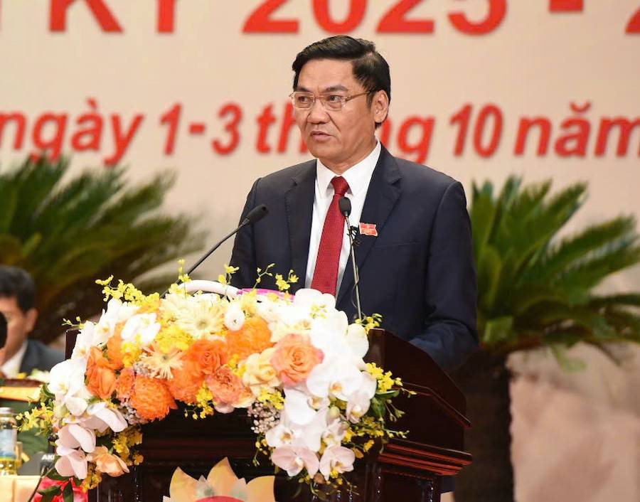 Đại hội nghe đồng chí Phó Bí thư Thường trực Tỉnh ủy, Chủ tịch HĐND tỉnh Nghệ An Hoàng Nghĩa Hiếu báo cáo kết quả phiên trù bị Đại hội diễn ra vào chiều 01/10