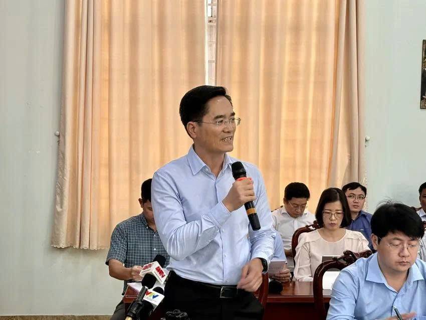 Giám đốc Sở Xây dựng Trần Quang Lâm báo cáo trong cuộc họp