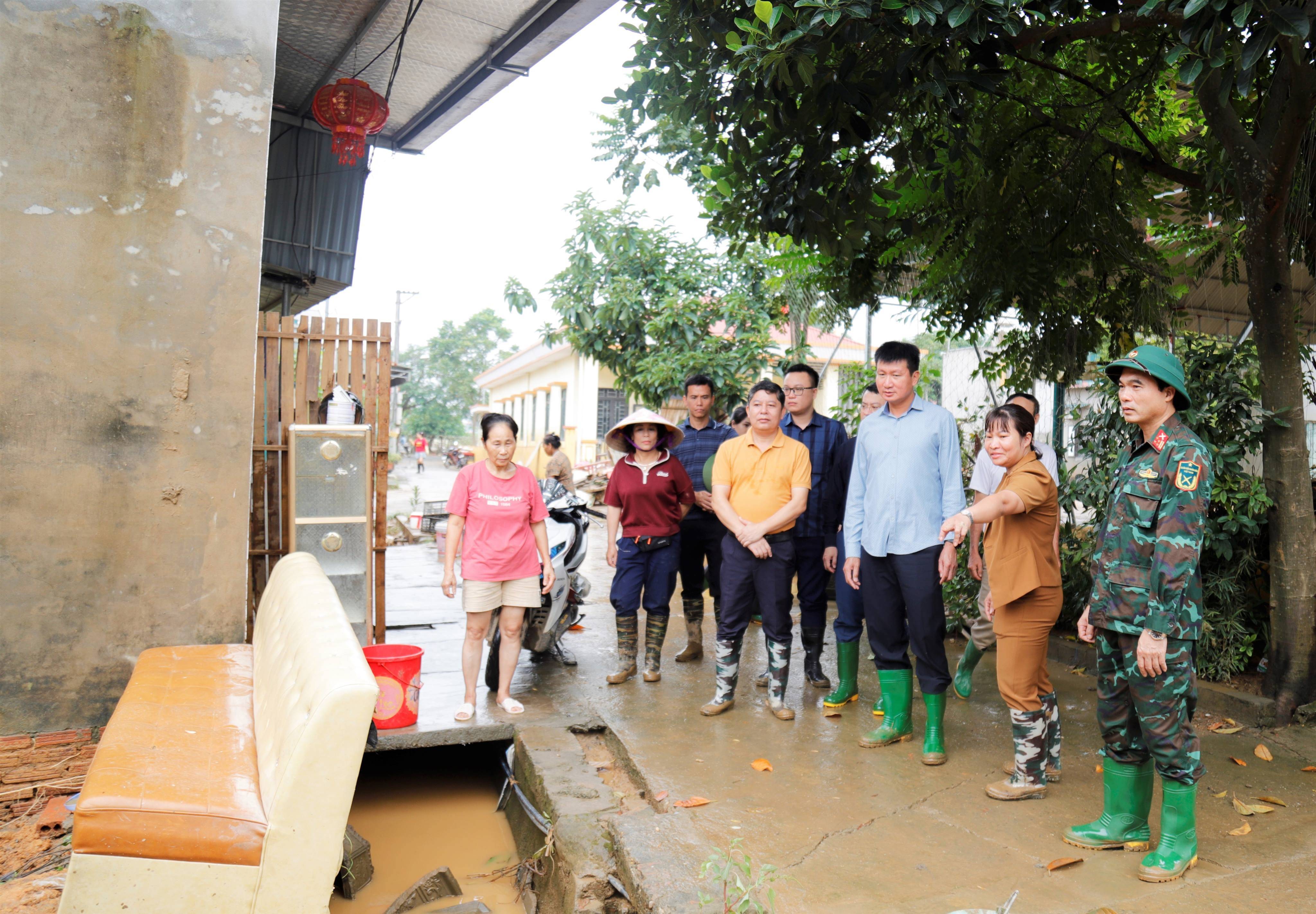 Chủ tịch UBND tỉnh Lào Cai Trần Huy Tuấn động viên người dân Nam Cường sau bão số 10