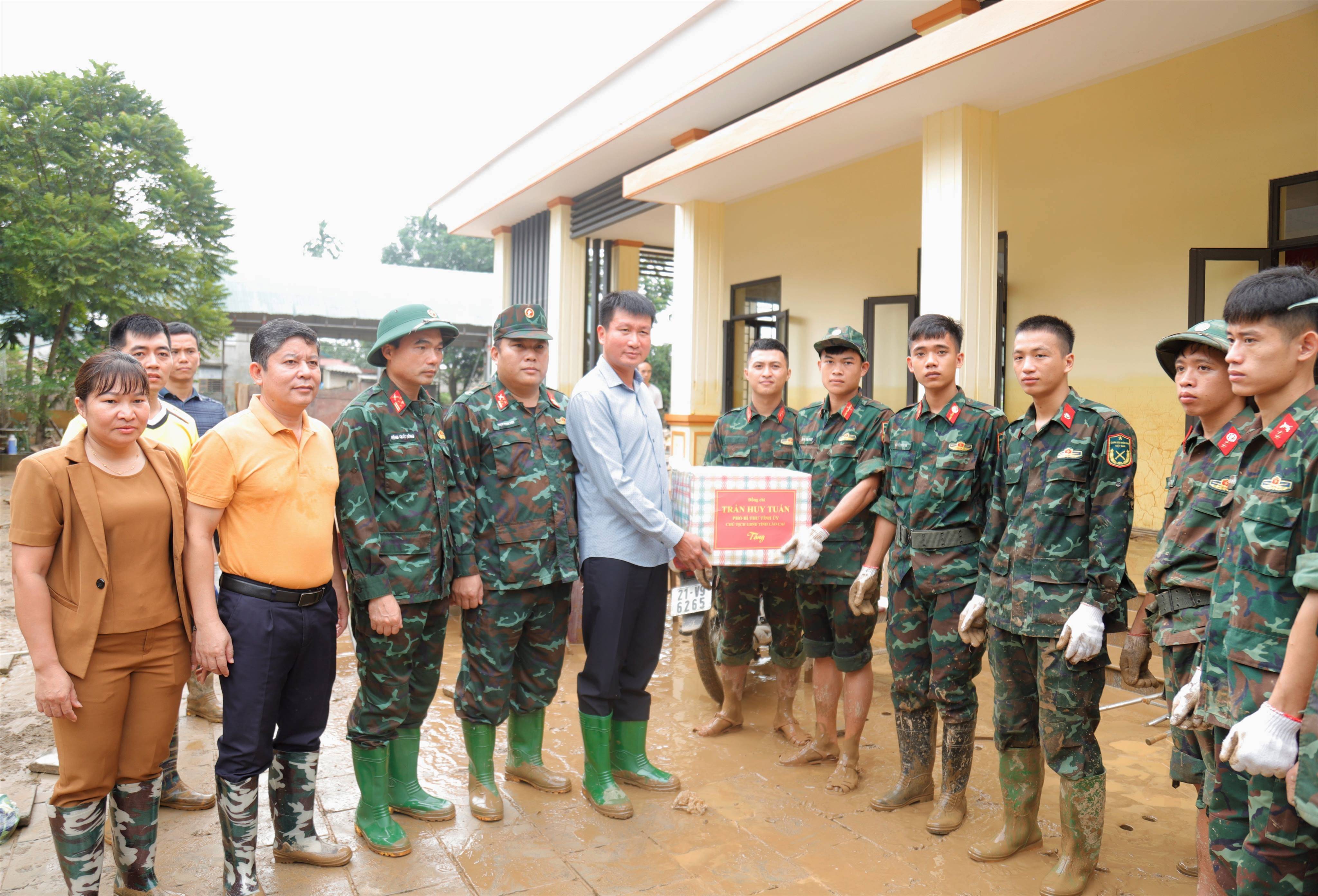 Chủ tịch UBND tỉnh Trần Huy Tuấn tặng quà động viên lực lượng giúp khắc phục hậu quả mưa lũ tại phường Nam Cường