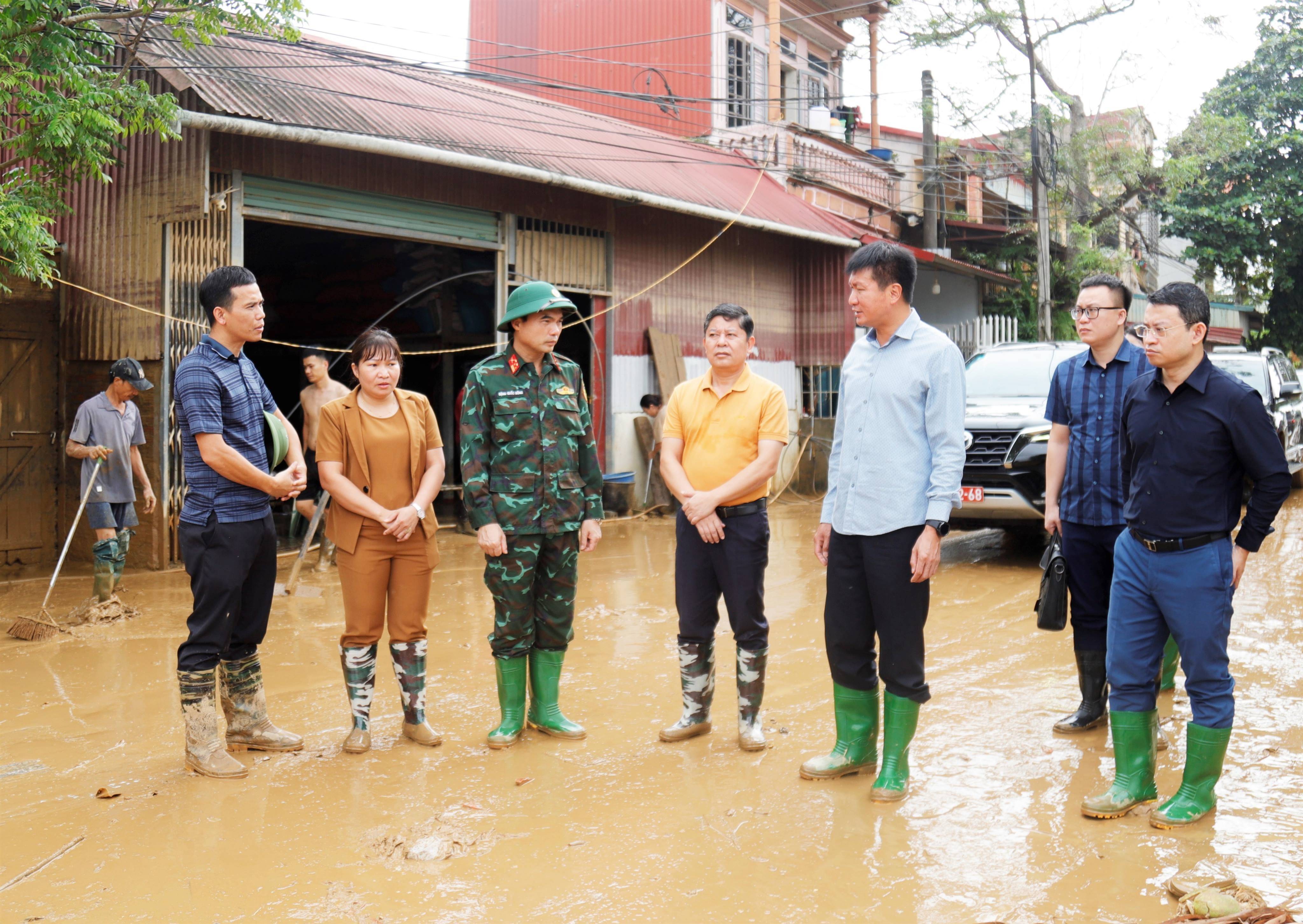 Chủ tịch UBND tỉnh Lào Cai Trần Huy Tuấn động viên người dân Nam Cường sau bão số 10