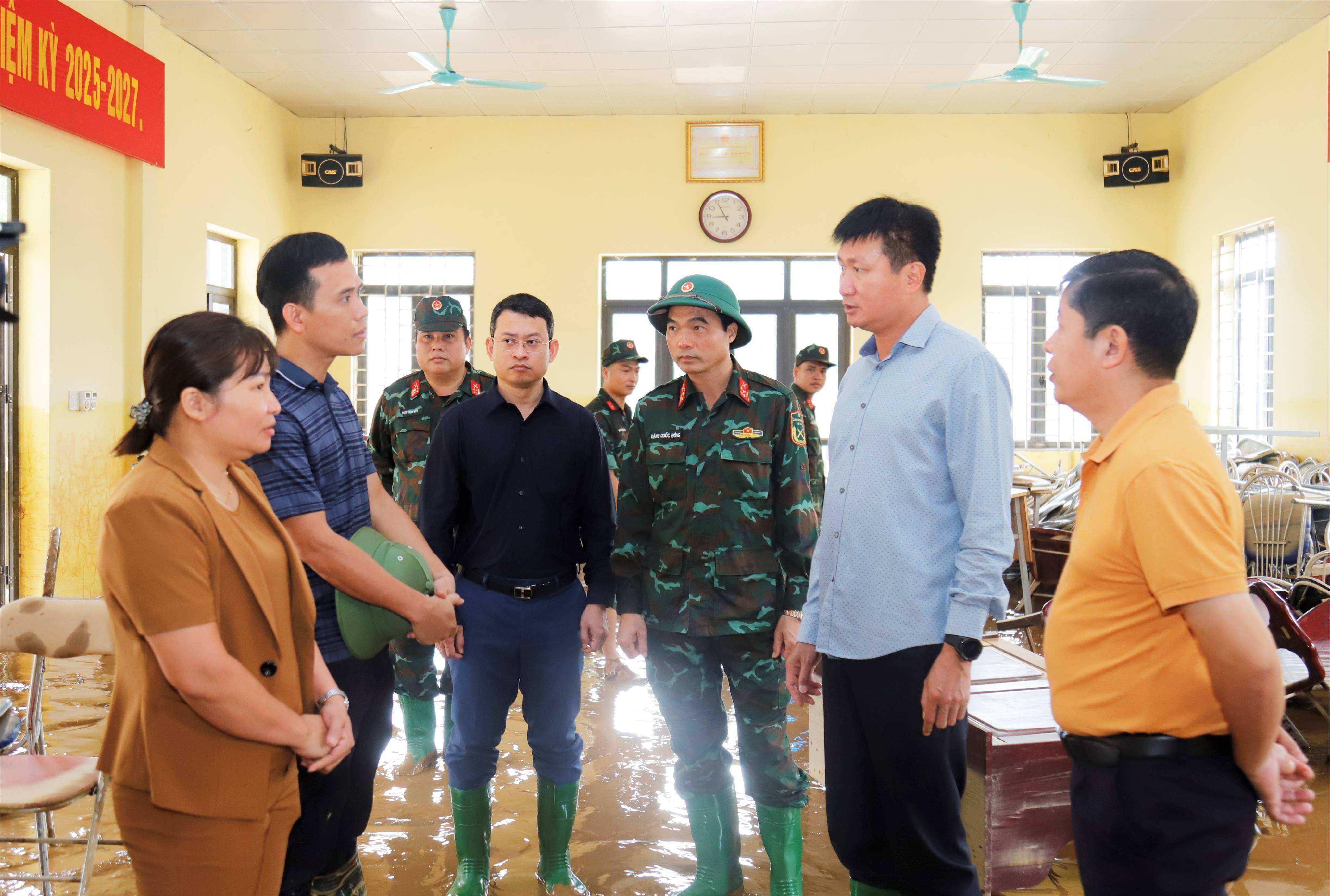 Chủ tịch UBND tỉnh Lào Cai Trần Huy Tuấn động viên người dân Nam Cường sau bão số 10