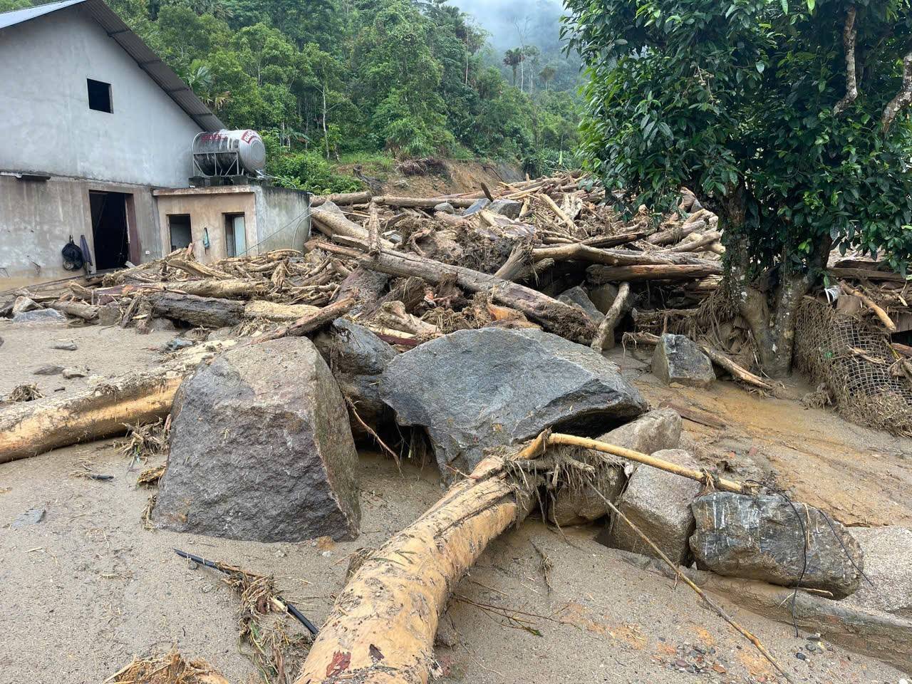 Lũ quét chưa từng có ở Làng Pèng (Phong Dụ Hạ, Lào Cai): Nhà cửa đổ nát, dân làng trắng tay