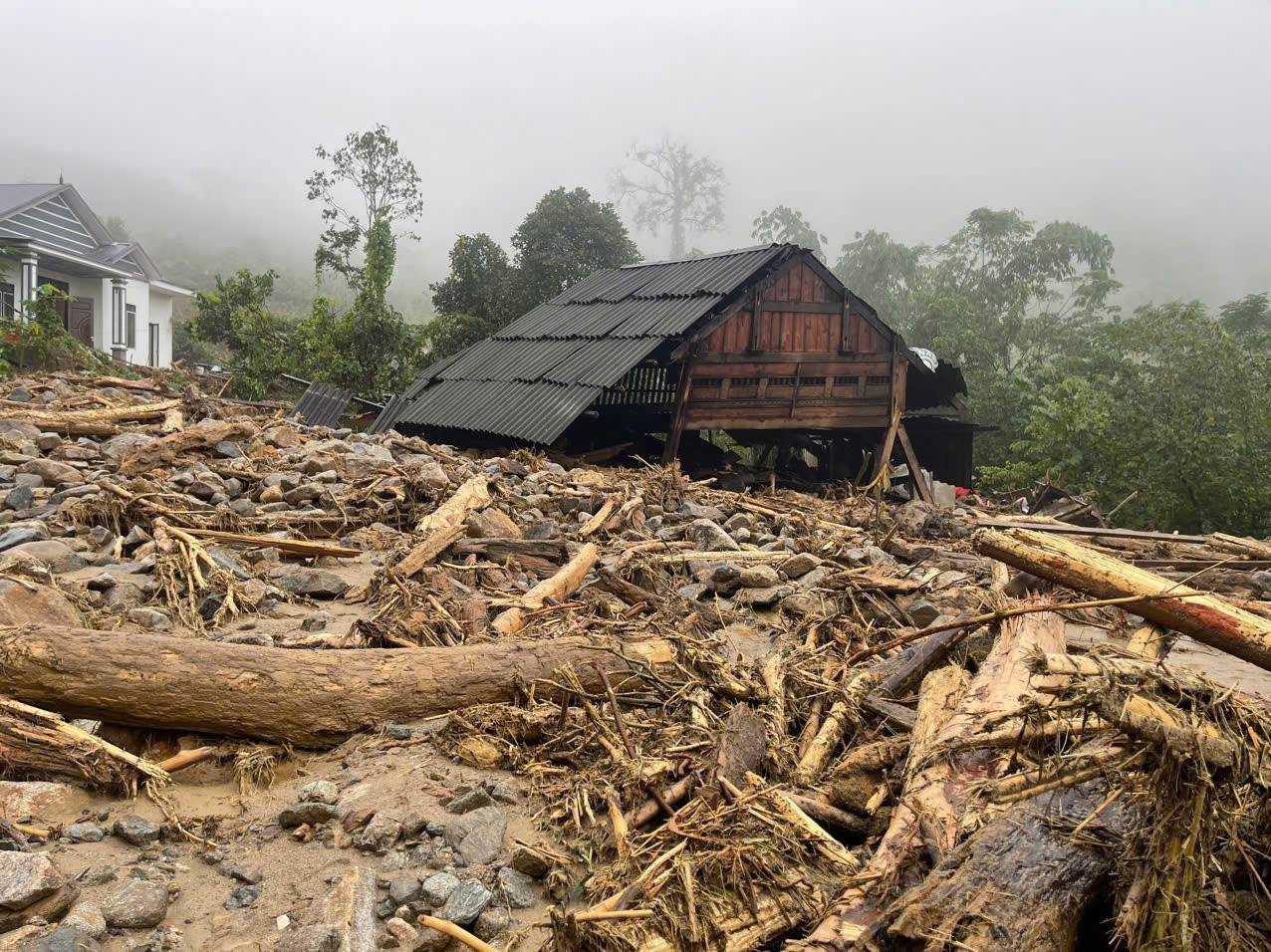 Lũ quét chưa từng có ở Làng Pèng (Phong Dụ Hạ, Lào Cai): Nhà cửa đổ nát, dân làng trắng tay