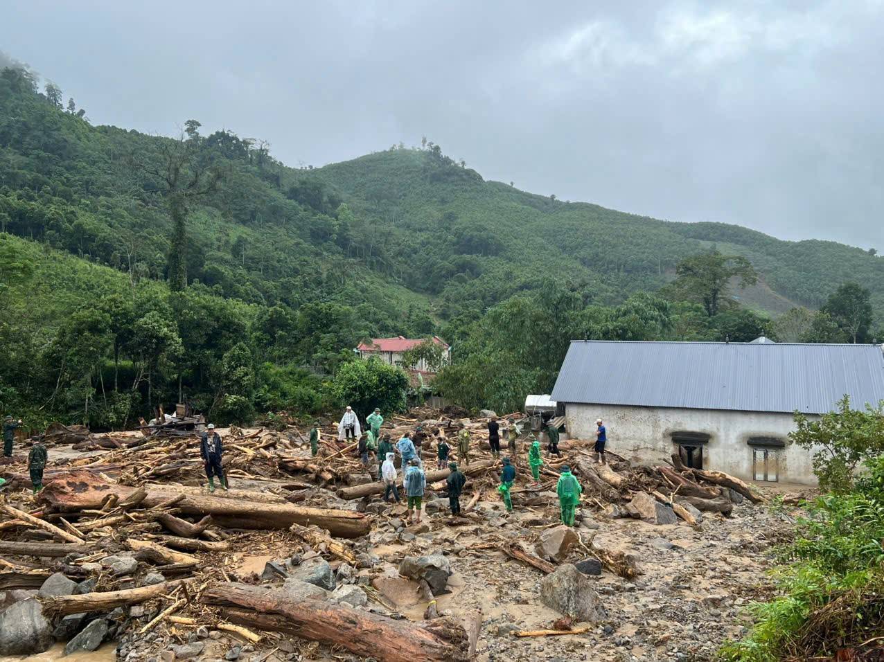 Lũ quét chưa từng có ở Làng Pèng (Phong Dụ Hạ, Lào Cai): Nhà cửa đổ nát, dân làng trắng tay