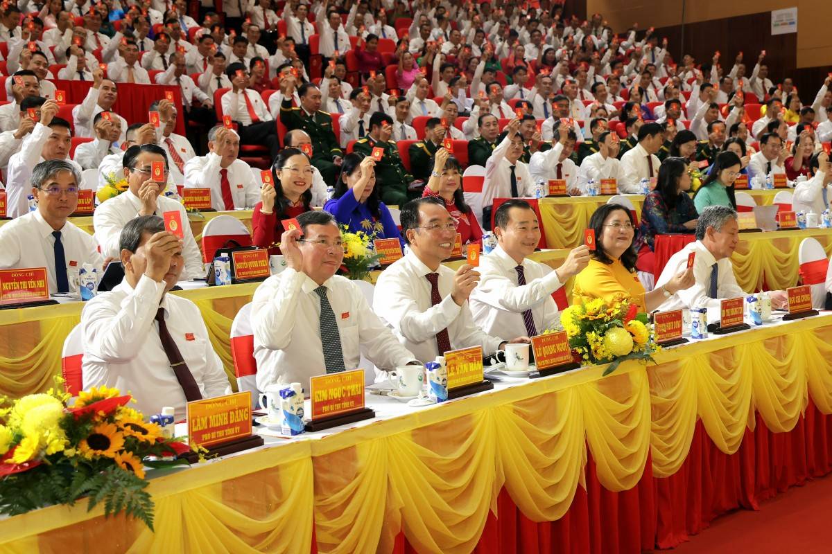 Các đại biểu thống nhất bầu Đoàn Chủ tịch gồm 16 đồng chí, bầu Đoàn Thư ký 5 đồng chí và Ban Thẩm tra tư cách đại biểu 7 đồng chí để chuẩn bị phiên chính thức.