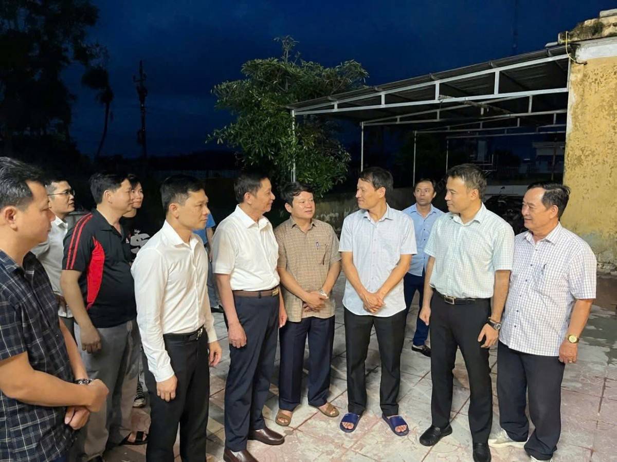 Các Phó Chủ tịch Hiệp hội: Ông Trịnh Xuân Lâm, Ông Nguyễn Văn Thành và Ông Đới Sỹ Nam thay mặt Thường trực tham gia cứu trợ tại xã Các Sơn