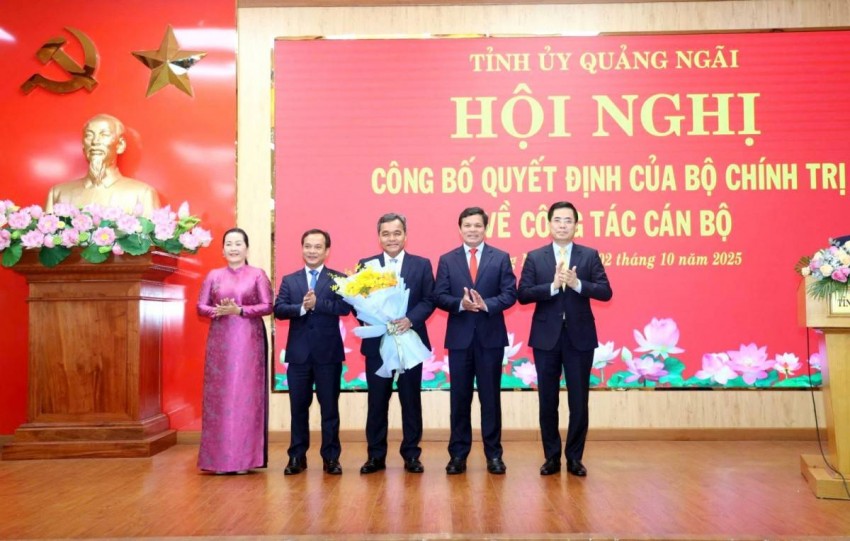 Lãnh đạo tỉnh Quảng Ngãi tặng hoa chúc mừng đồng chí Hồ Văn Niên- Tân Bí thư Tỉnh ủy.