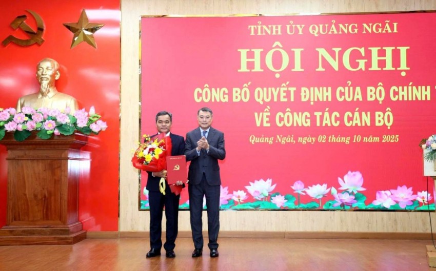 Ủy viên Bộ Chính trị, Bí thư Trung ương Đảng, Trưởng Ban Tổ chức Trung ương Lê Minh Hưng trao Quyết định của Bộ Chính trị cho đồng chí Hồ Văn Niên