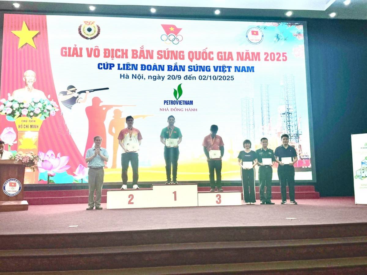 Ban tổ chức trao thưởng tặng các vận động viên xuất sắc.