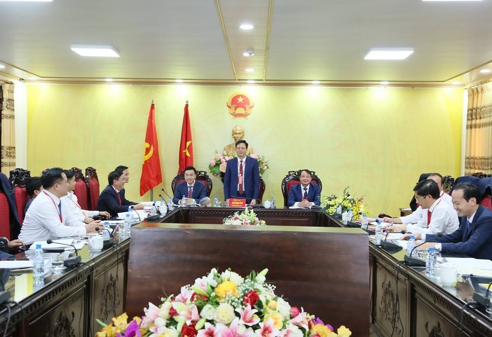 Đồng chí Vũ Kim Cứ, Ủy viên Ban Thường vụ Tỉnh ủy, Trưởng ban Quản lý khu kinh tế tỉnh, Tổ trưởng Tổ số 9 chủ trì thảo luận Tổ số 9.