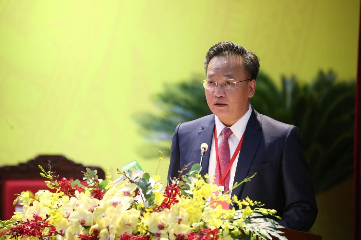 Đồng chí Nguyễn Hữu Nghĩa, Ủy viên Ban Chấp hành Trung ương Đảng, Bí thư Tỉnh ủy trình bày Báo cáo kiểm điểm của Ban Chấp hành Đảng bộ tỉnh, nhiệm kỳ 2020 - 2025.