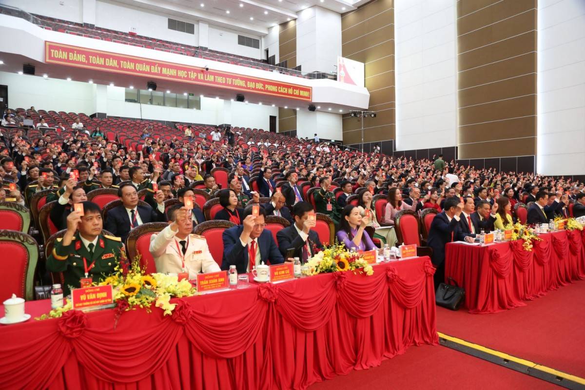 Đại biểu dự Đại hội biểu quyết bầu Đoàn Chủ tịch, Đoàn Thư ký, Ban Thẩm tra tư cách đại biểu