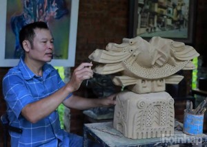 Người khắc họa hồn dân tộc từ đất, gỗ, đá, đồng