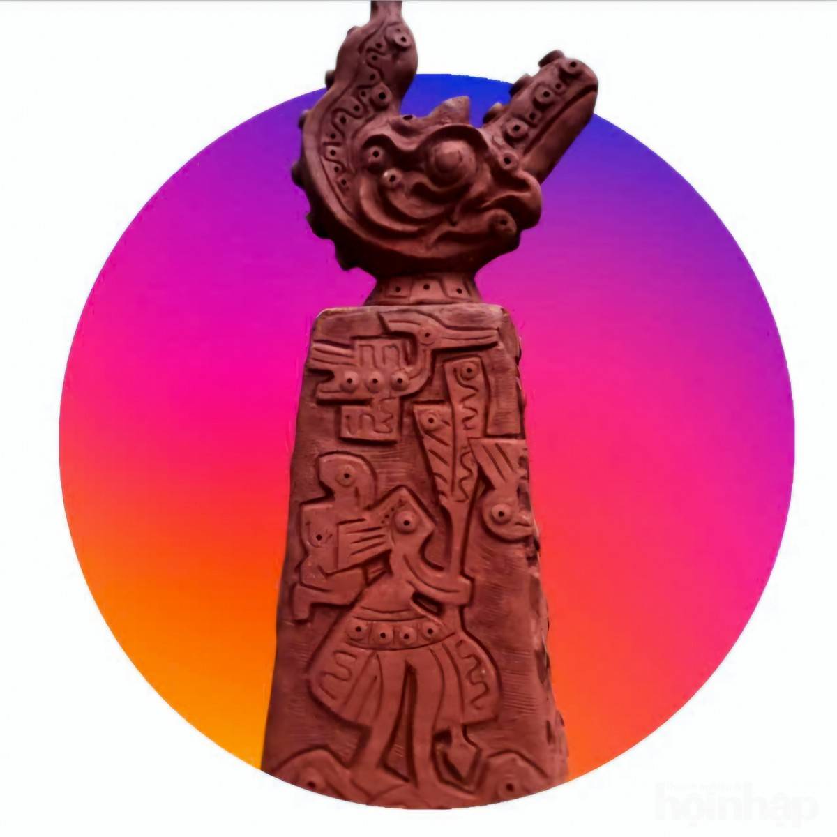 Người khắc họa hồn dân tộc từ đất, gỗ, đá, đồng