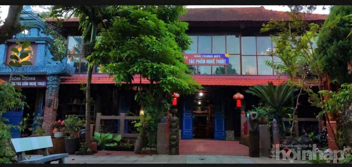 Người khắc họa hồn dân tộc từ đất, gỗ, đá, đồng